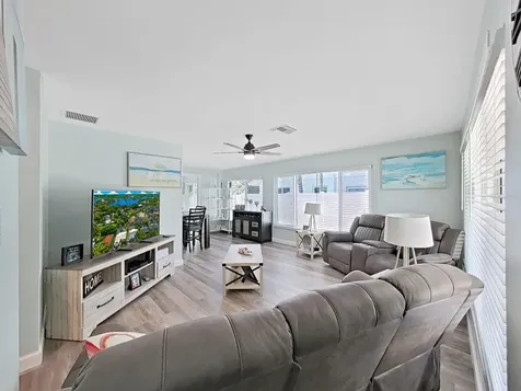 1004 Peninsula Avenue Tarpon Springs FL 34689