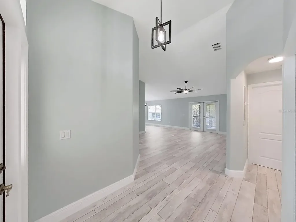 1025 Lake Avoca Place Tarpon Springs FL 34689