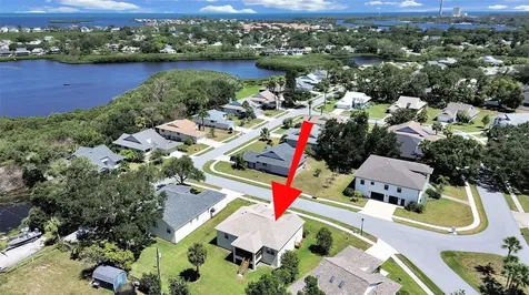 1025 Lake Avoca Place Tarpon Springs FL 34689