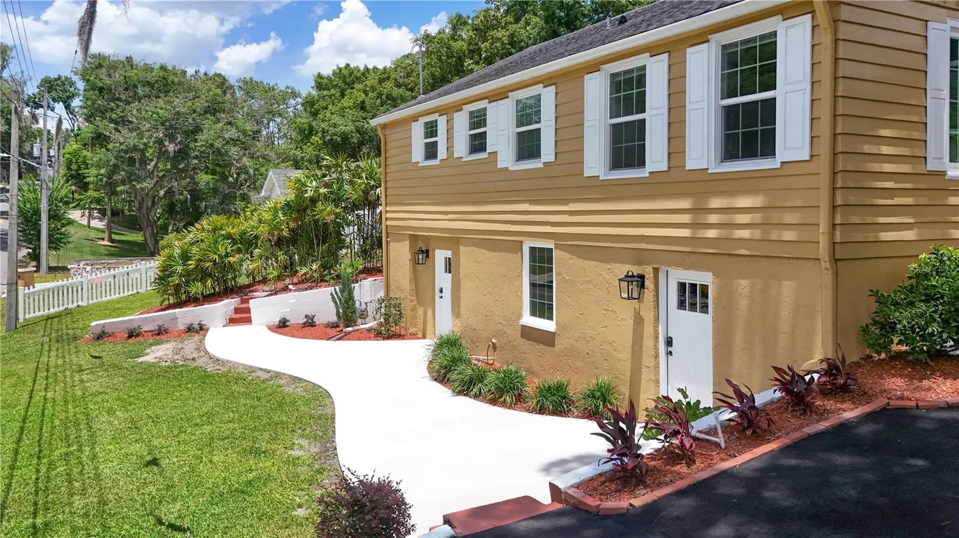 102 N Clayton Street Mount Dora FL 32757