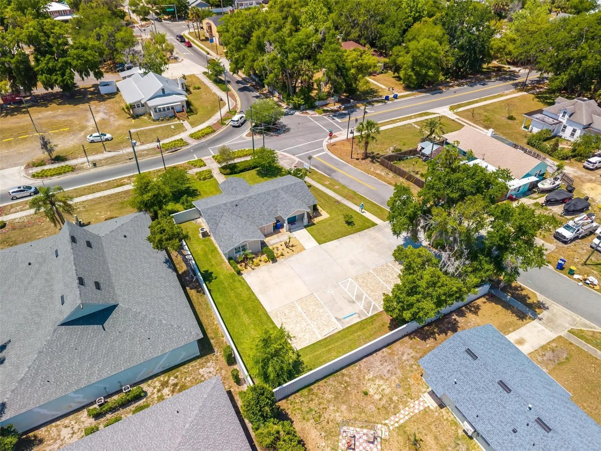 322 N Disston Avenue Tavares FL 32778