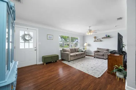 6752 31st Terrace N St Petersburg FL 33710