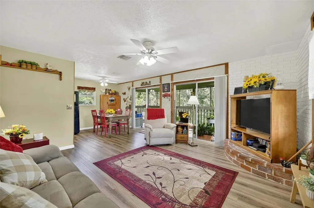 205 Wendel Avenue Lithia FL 33547