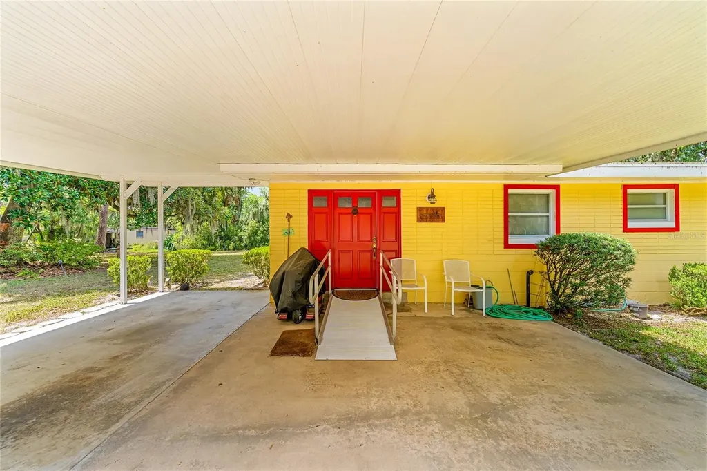 2345 Cr 453 Lake Panasoffkee FL 33538