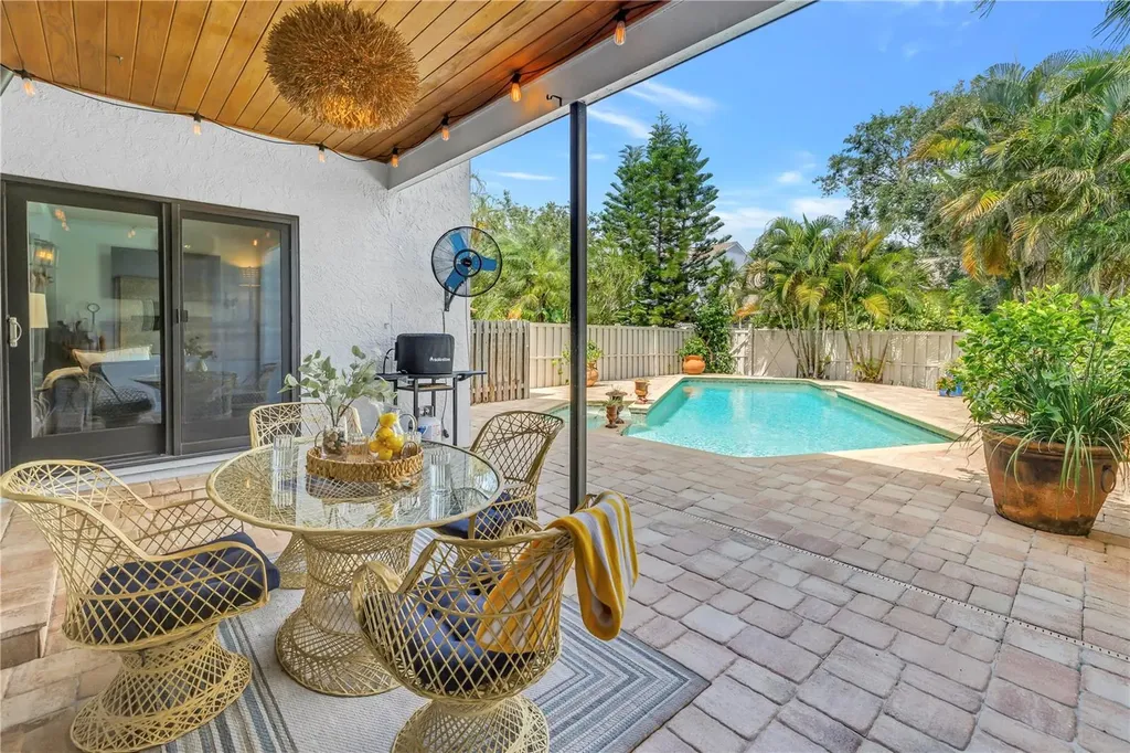 990 San Carlos Court NE St Petersburg FL 33702