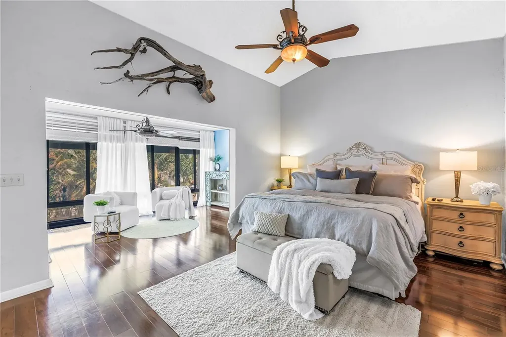 990 San Carlos Court NE St Petersburg FL 33702