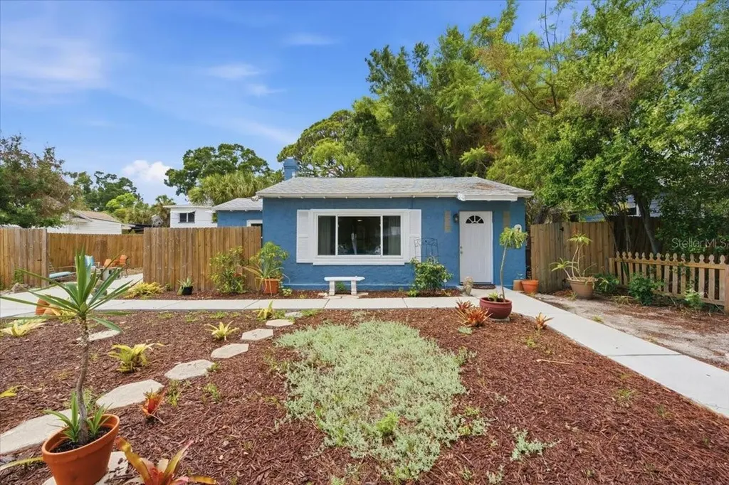 745 Alamanda Way S St Petersburg FL 33705