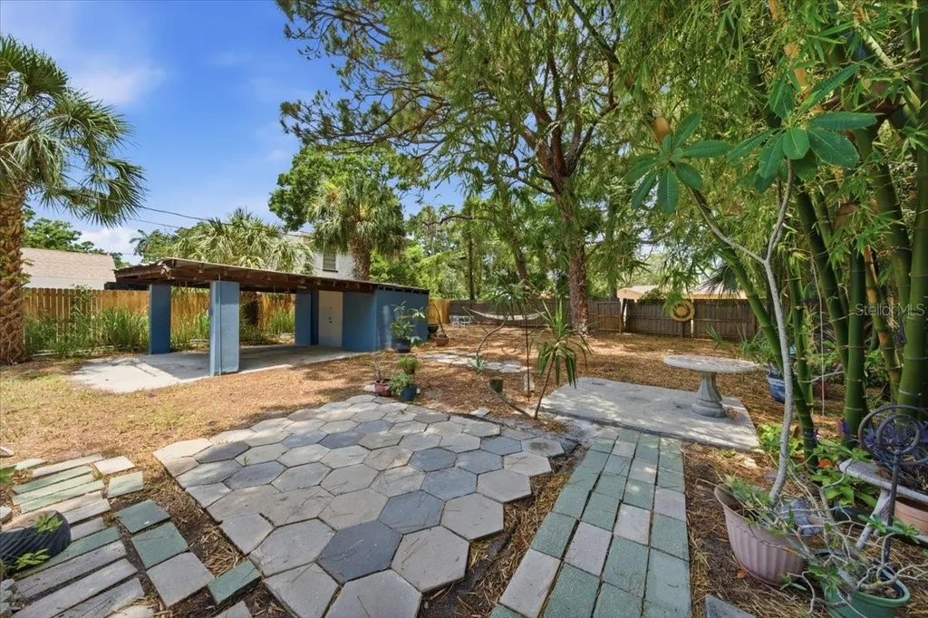 745 Alamanda Way S St Petersburg FL 33705
