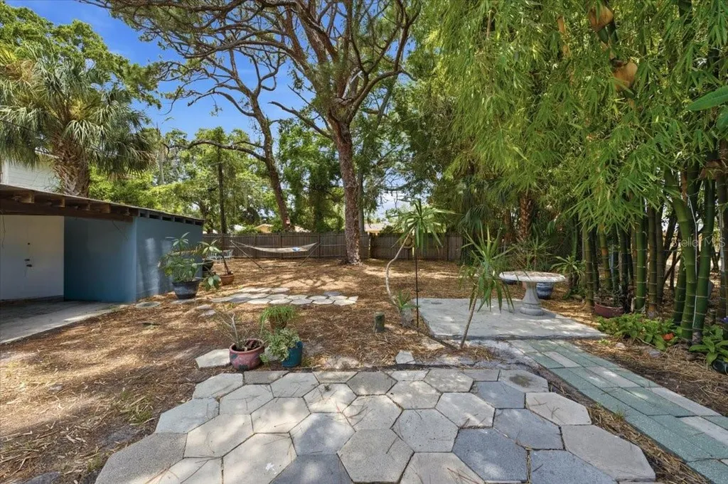 745 Alamanda Way S St Petersburg FL 33705
