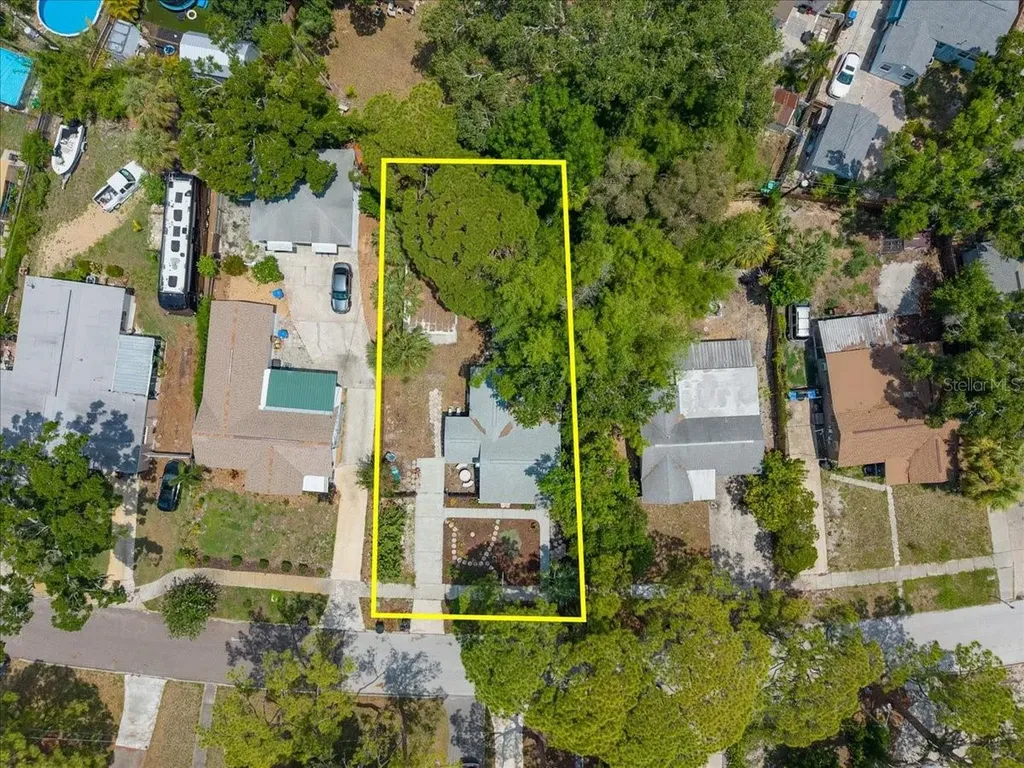 745 Alamanda Way S St Petersburg FL 33705