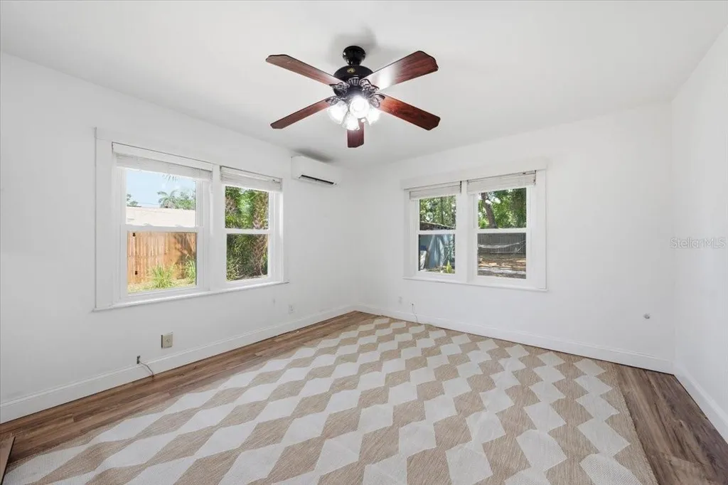 745 Alamanda Way S St Petersburg FL 33705