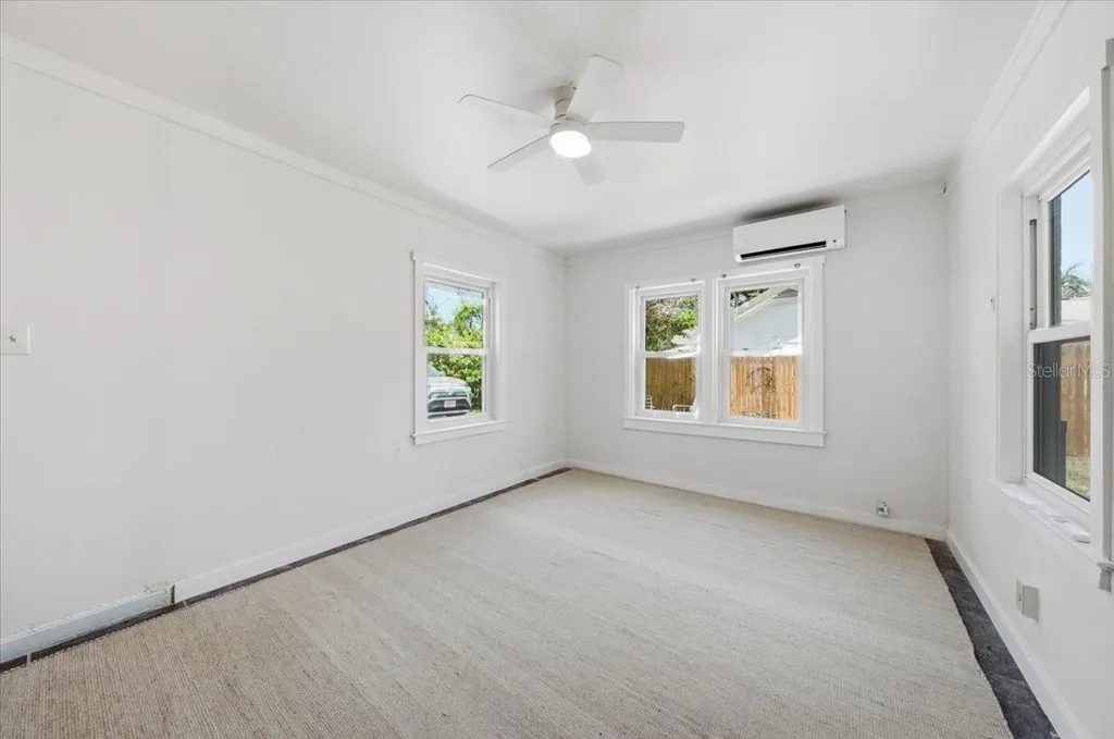 745 Alamanda Way S St Petersburg FL 33705