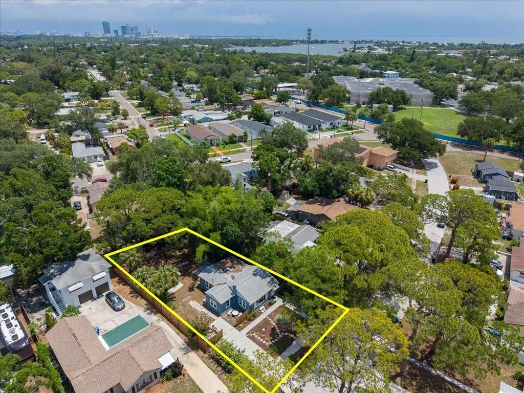 745 Alamanda Way S St Petersburg FL 33705