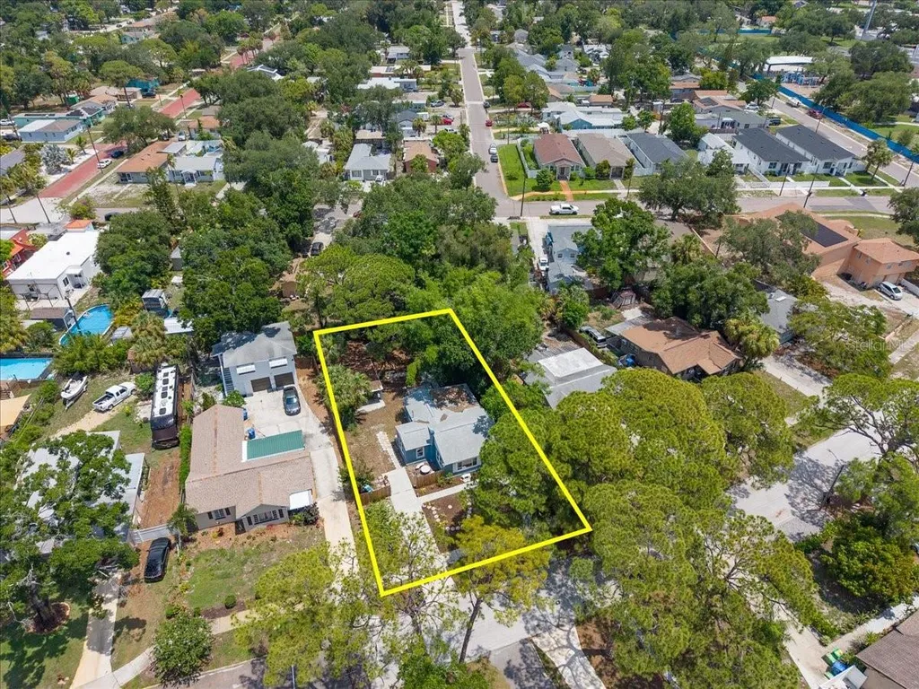 745 Alamanda Way S St Petersburg FL 33705