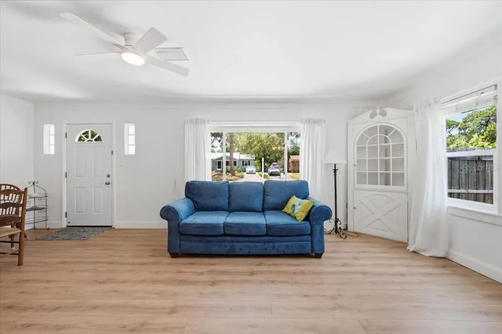 745 Alamanda Way S St Petersburg FL 33705