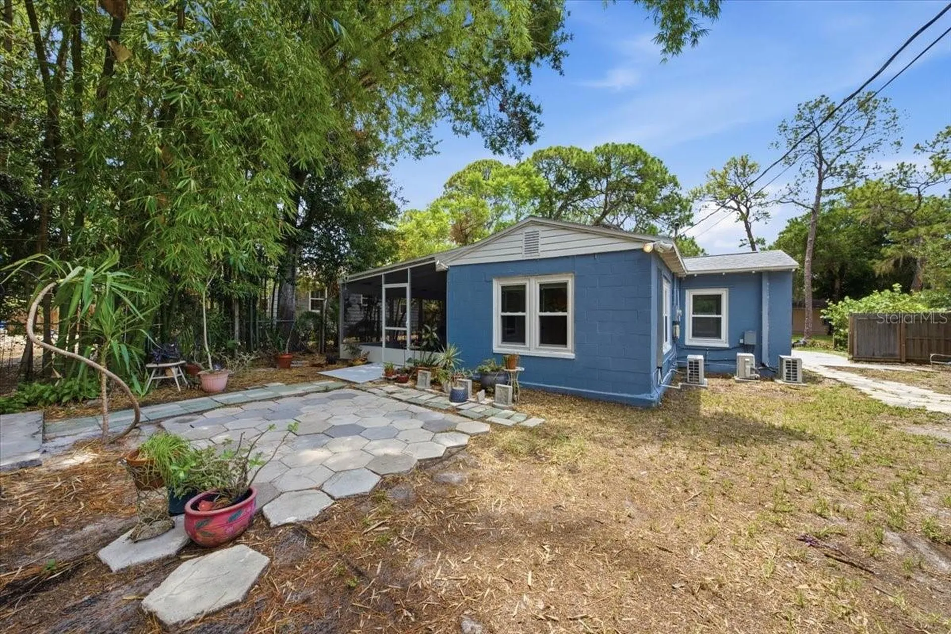 745 Alamanda Way S St Petersburg FL 33705