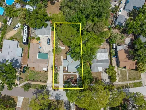 745 Alamanda Way S St Petersburg FL 33705