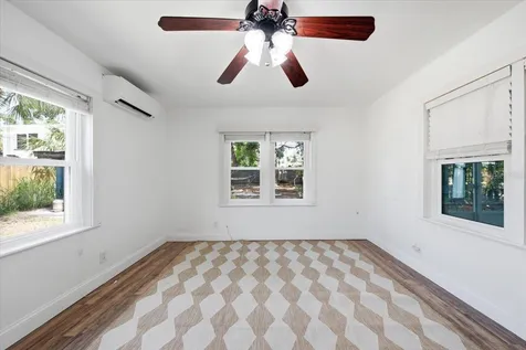 745 Alamanda Way S St Petersburg FL 33705