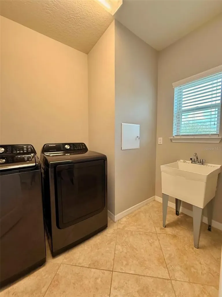 5703 Village Center Drive Lithia FL 33547