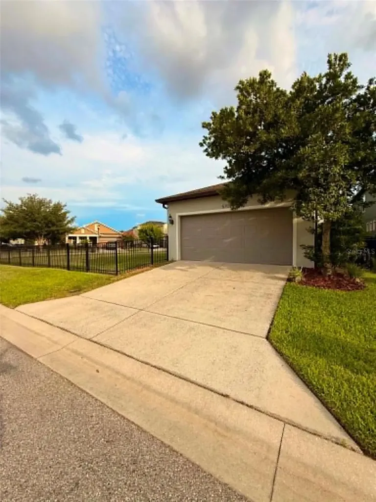 5703 Village Center Drive Lithia FL 33547