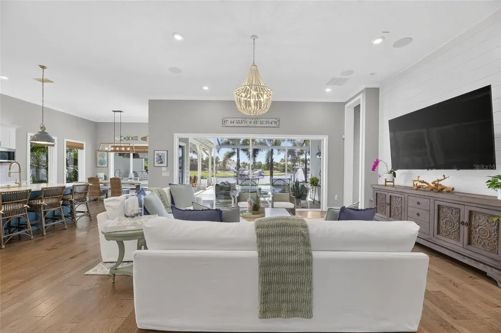 825 Manns Harbor Drive Apollo Beach FL 33572
