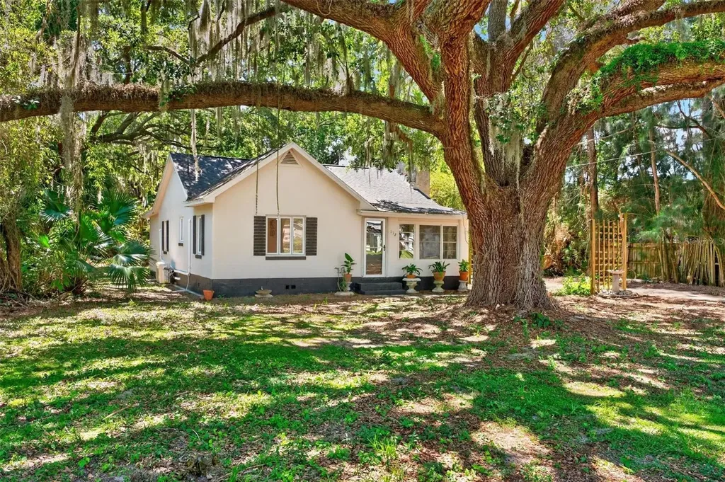112 N Lake Avenue Leesburg FL 34748