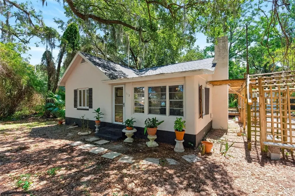 112 N Lake Avenue Leesburg FL 34748