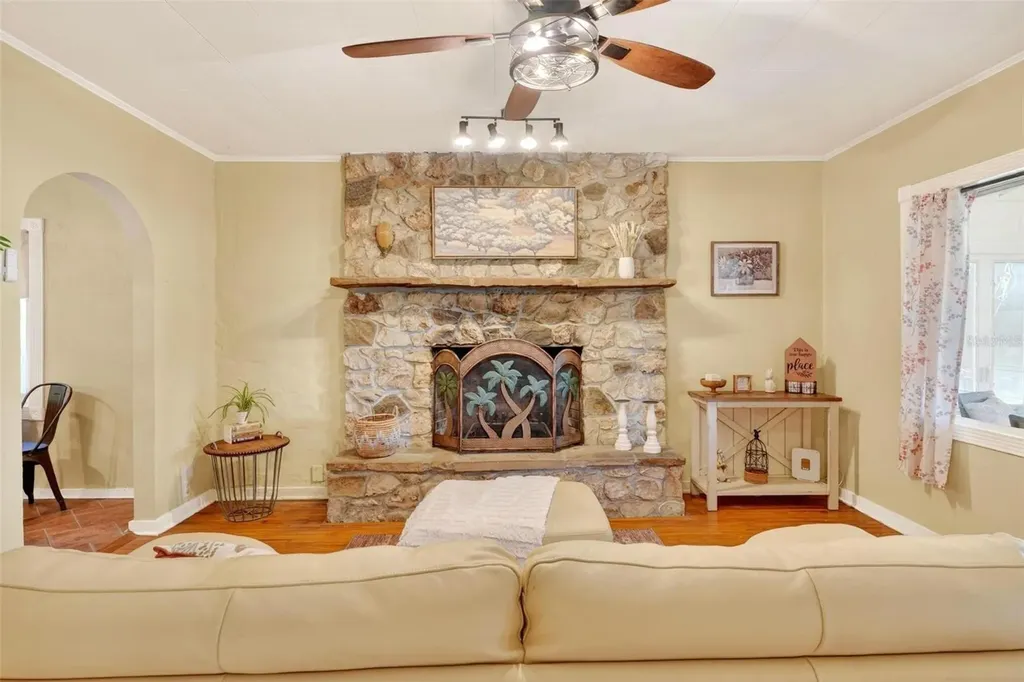 112 N Lake Avenue Leesburg FL 34748