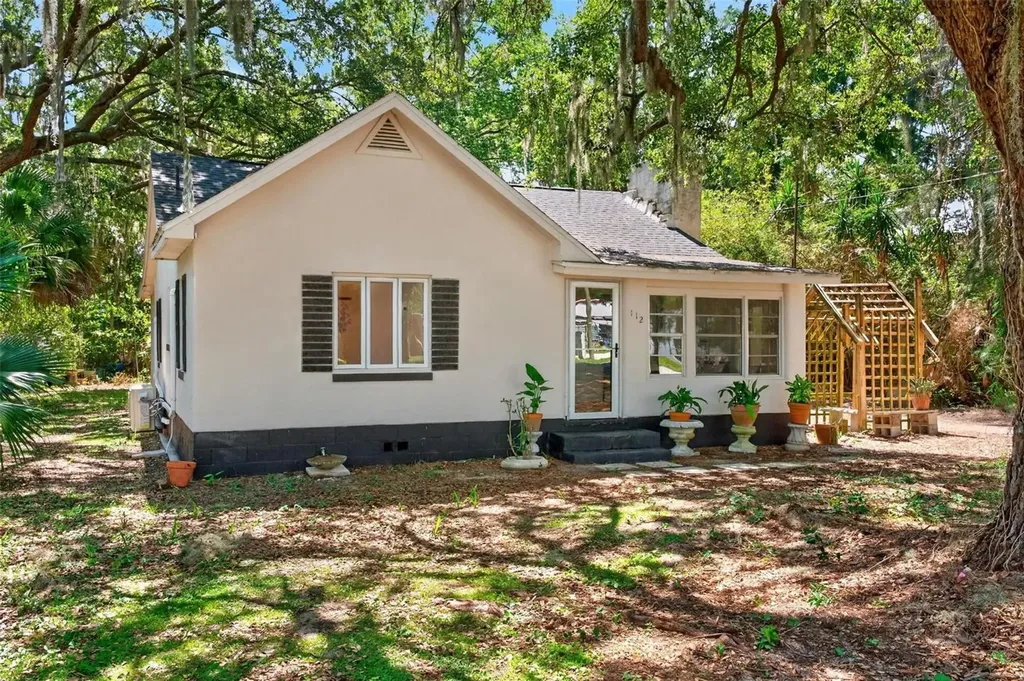 112 N Lake Avenue Leesburg FL 34748