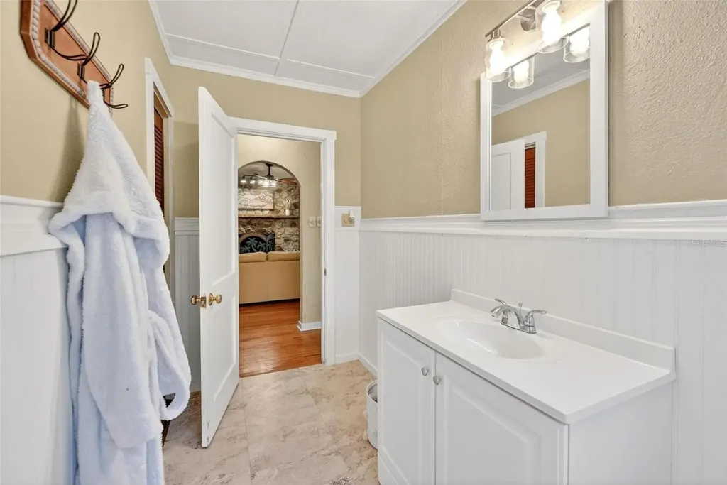 112 N Lake Avenue Leesburg FL 34748