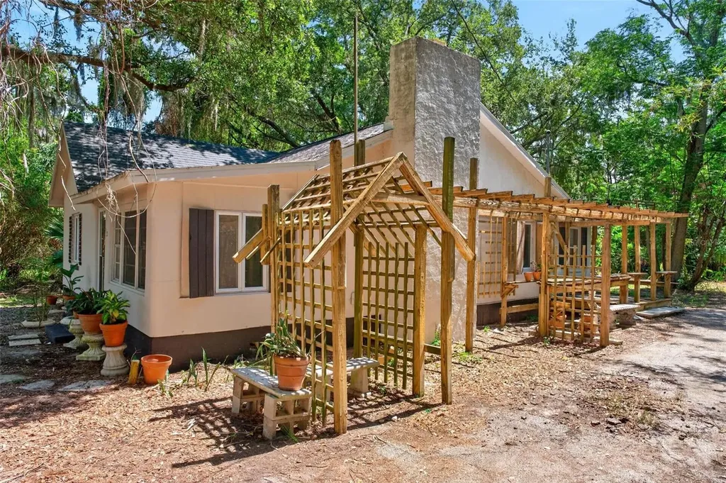112 N Lake Avenue Leesburg FL 34748