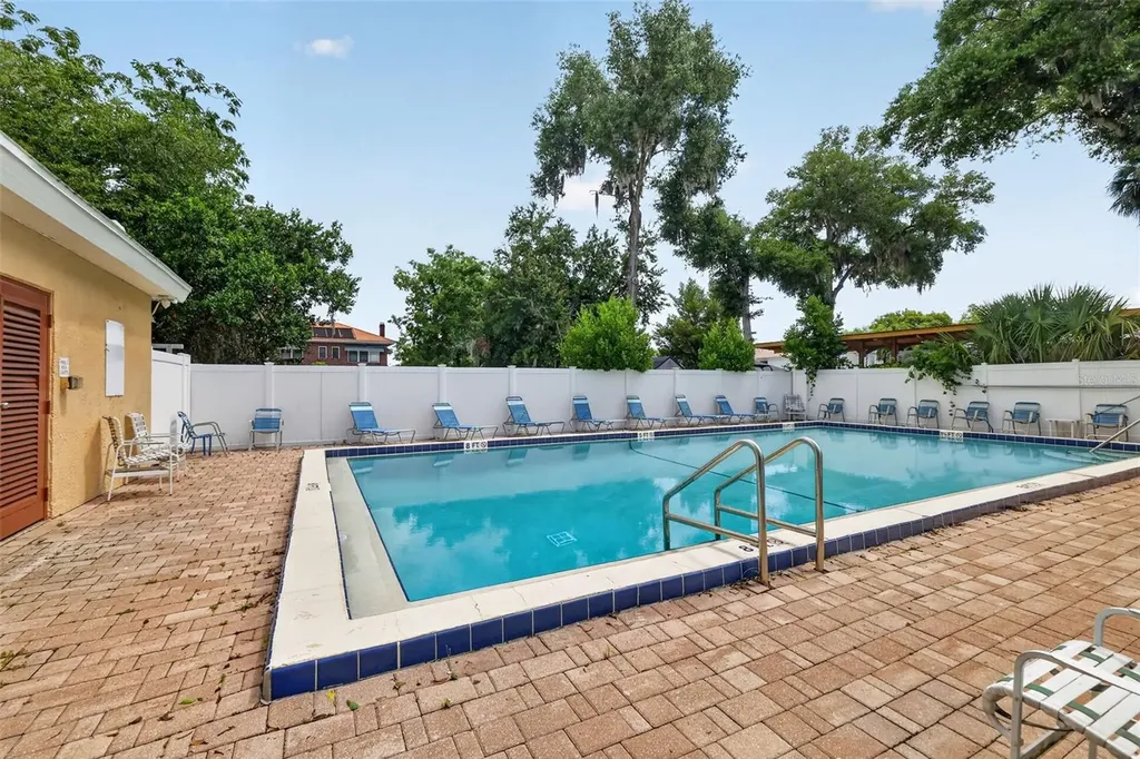 1112 W Main Street Leesburg FL 34748