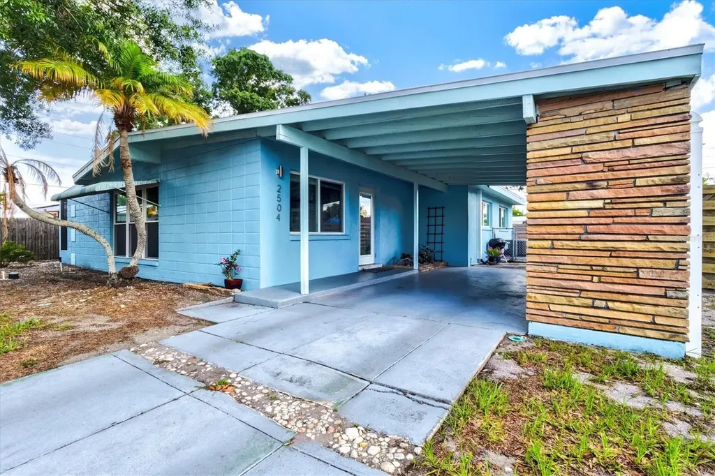 2504 N Radcliffe Place Bradenton FL 34207