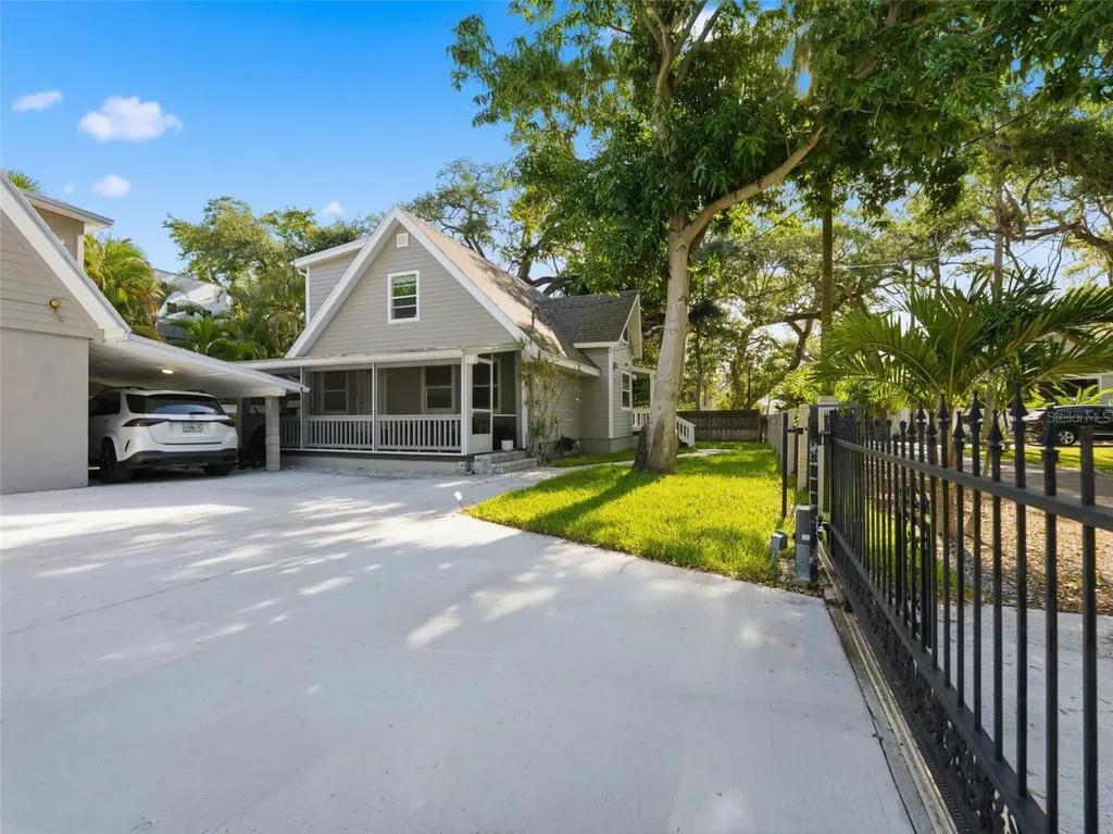 2607 W Wyoming Avenue Tampa FL 33611