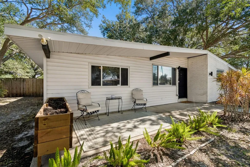 4437 W Bay Avenue Tampa FL 33616