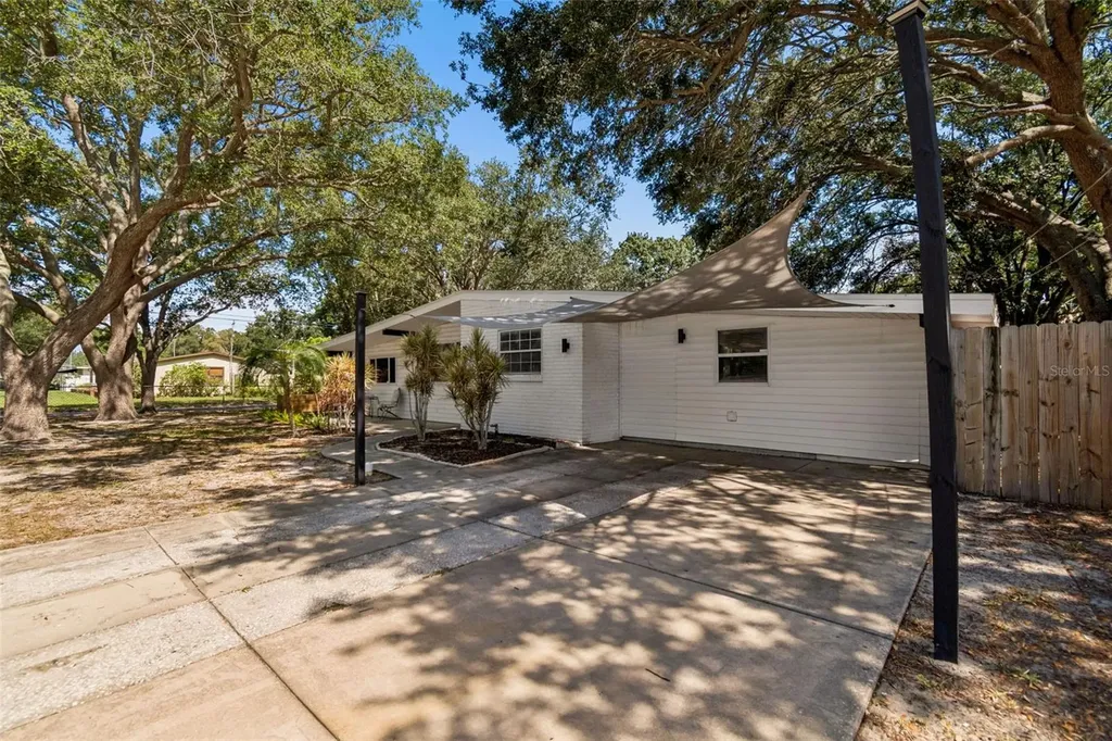 4437 W Bay Avenue Tampa FL 33616