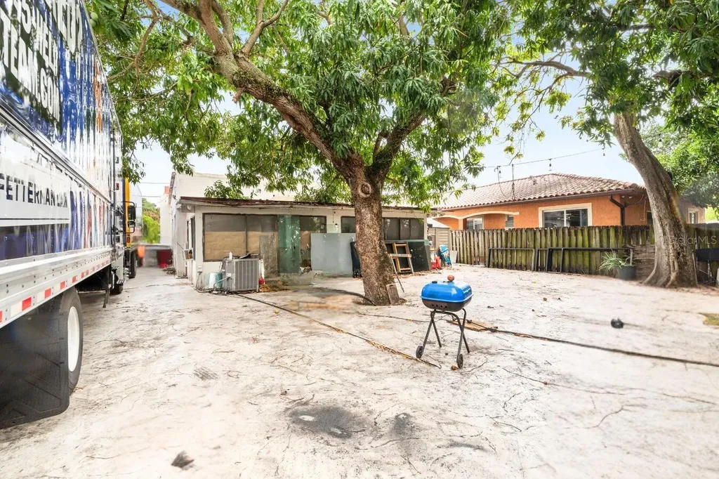 1829 5th Miami FL 33125