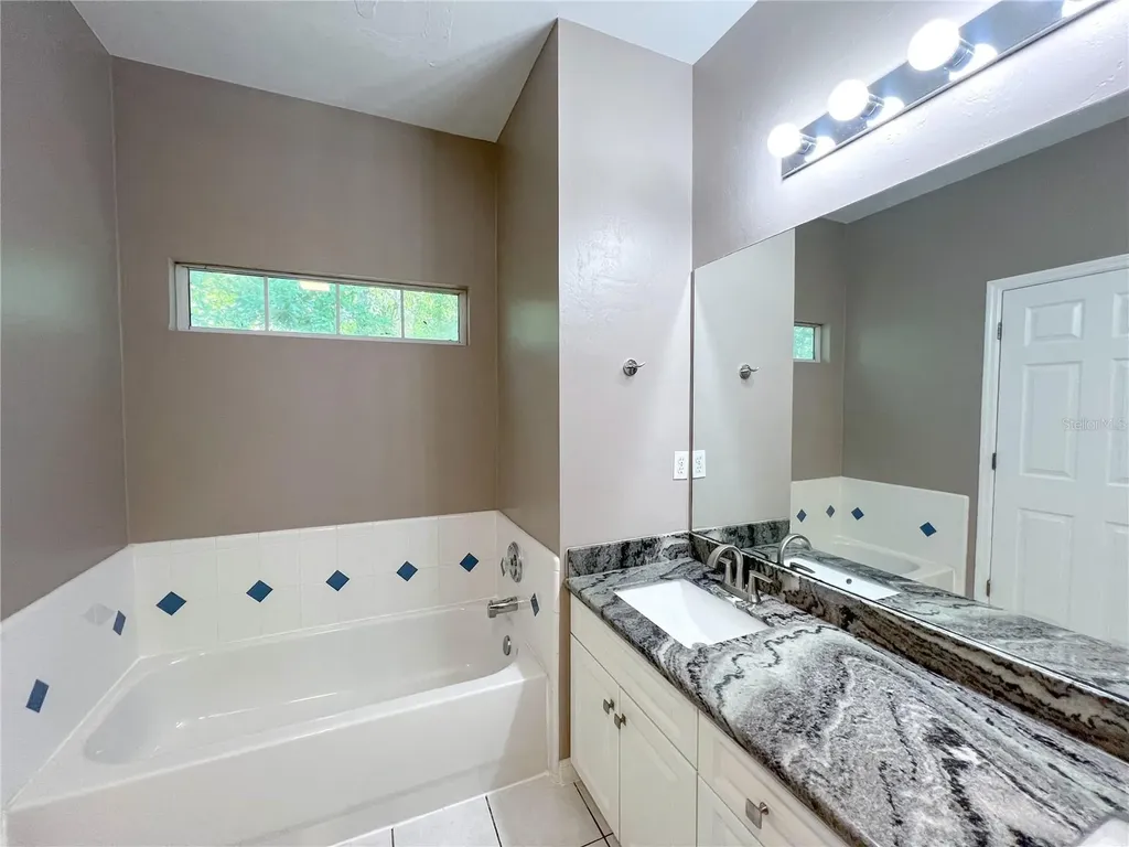4933 NW 1st Place Gainesville FL 32607