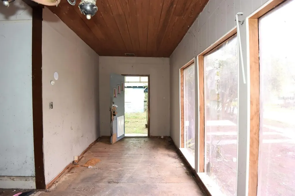 111 W Powhatan Avenue Tampa FL 33604