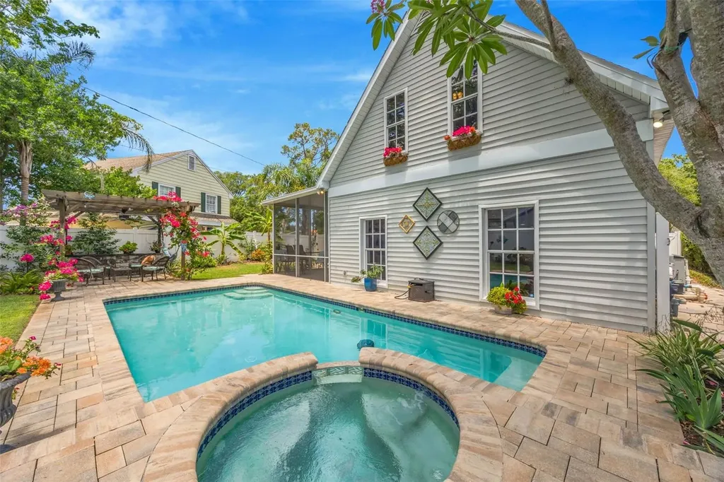 852 35th Avenue N St Petersburg FL 33704