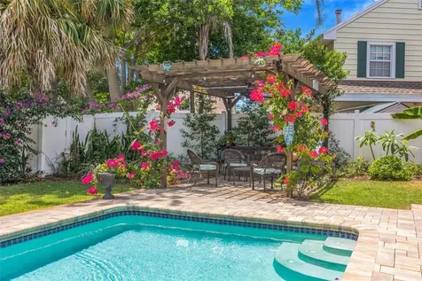 852 35th Avenue N St Petersburg FL 33704