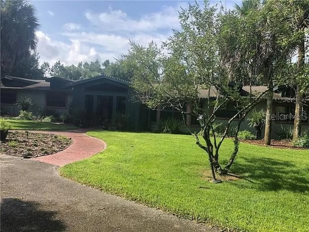 404 Ridgewood Avenue Dundee FL 33838