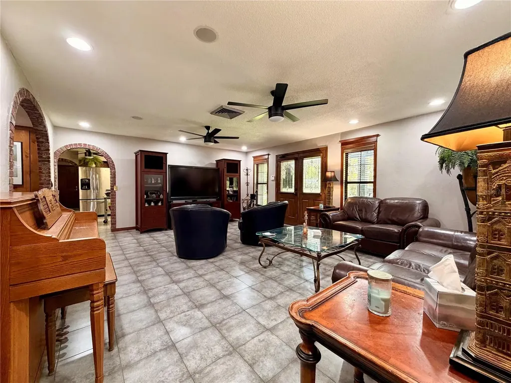 404 Ridgewood Avenue Dundee FL 33838