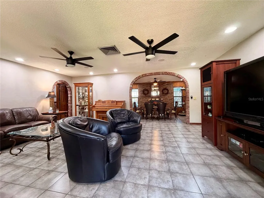 404 Ridgewood Avenue Dundee FL 33838