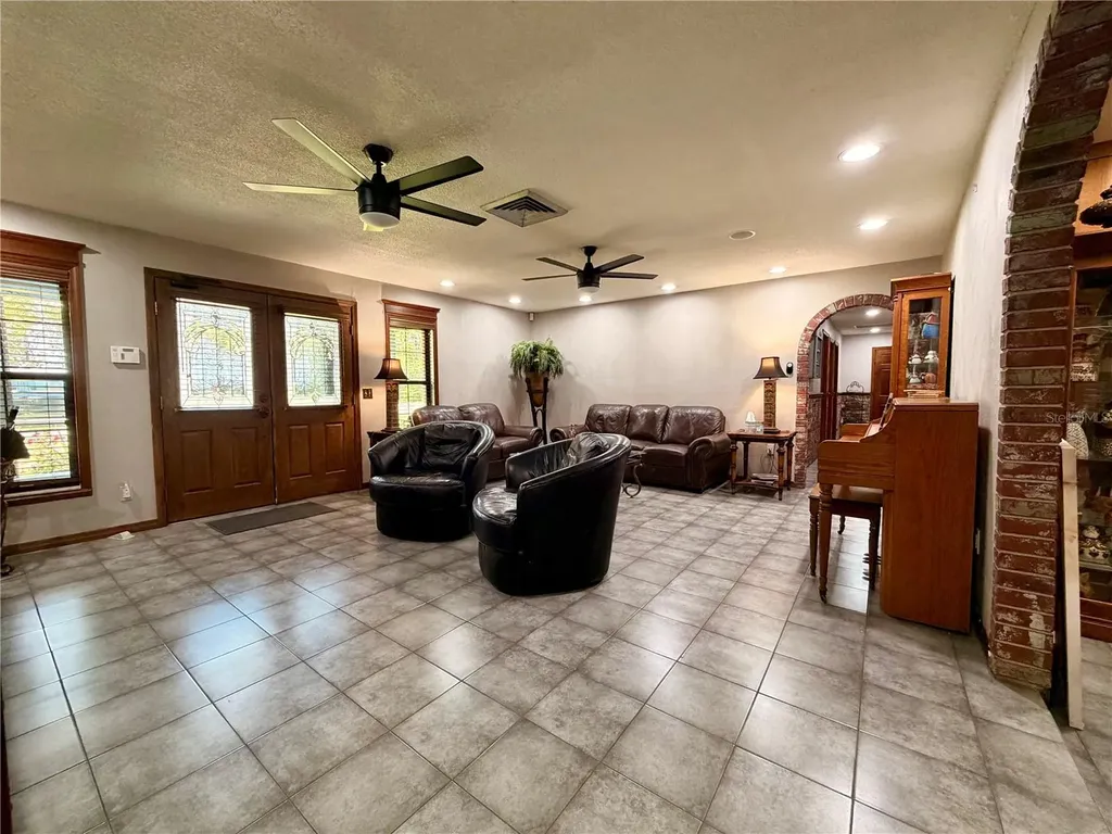 404 Ridgewood Avenue Dundee FL 33838