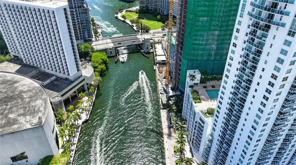 31 SE 5th Street Miami FL 33131