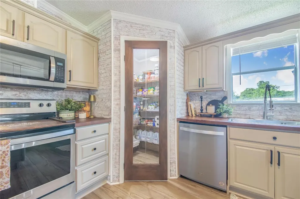2236 1/2 Ellie Road Auburndale FL 33823