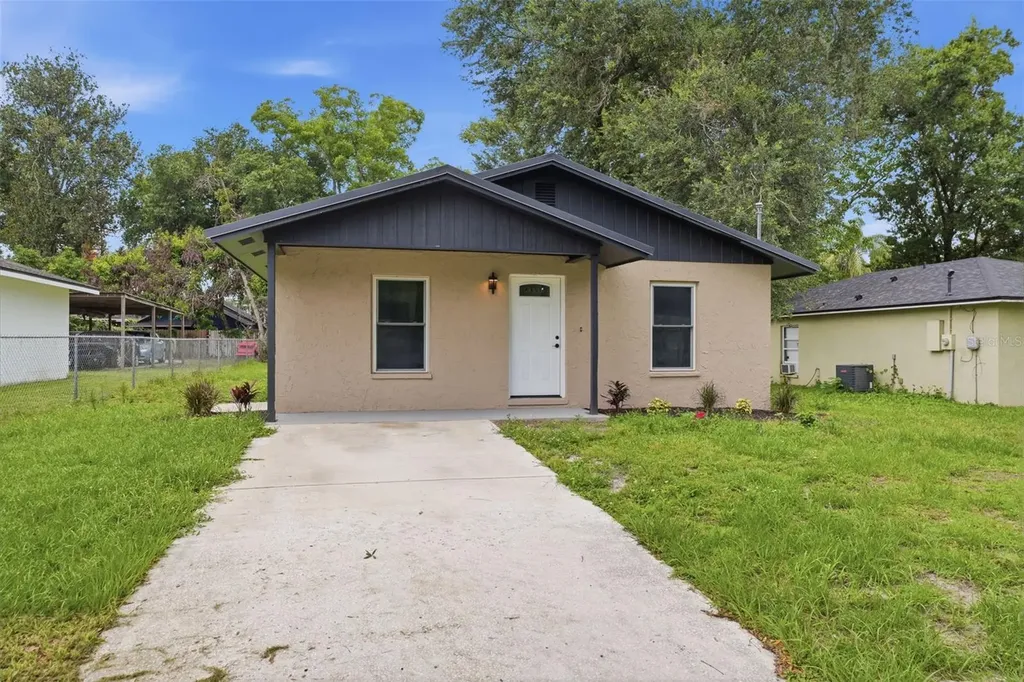 1807 N Barnes Street Plant City FL 33563