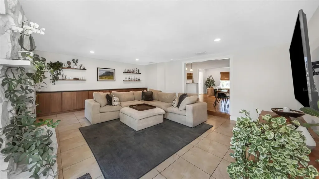 908 W Candlewood Avenue Tampa FL 33603