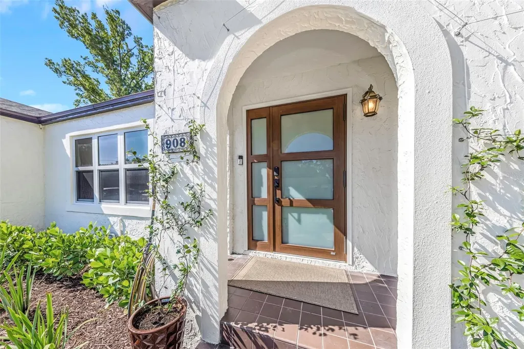908 W Candlewood Avenue Tampa FL 33603
